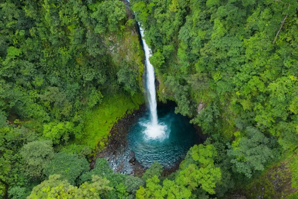 Wasserfall im Arenal Nationalpark. Sie planen eine außergewöhnliche Costa Rica Rundreise? Katharina Fenners kennt die besten Boutiquehotels und Resorts und gestaltet Ihren unvergesslichen Costa Rica Urlaub.