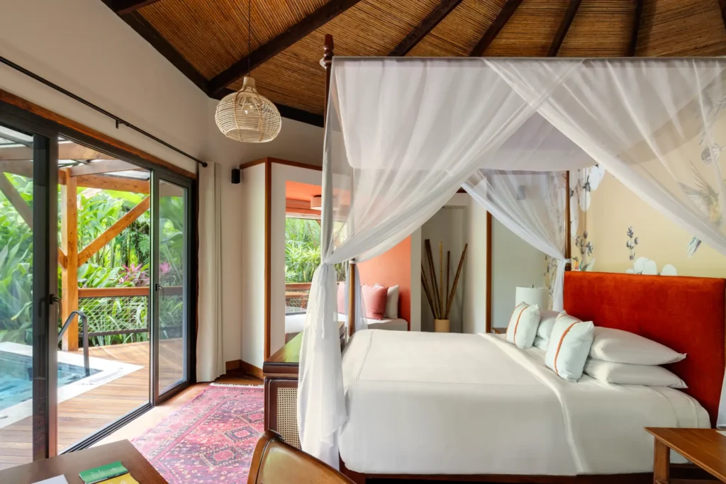 Knallige Farben, natürliche Materialien und Blicke in die tropische Natur machen die Rainforest Villa mit Pool zu einem echten Honeymoon-Tipp. Sie planen eine Hochzeitsreise nach Costa Rica? Katharina Fenners kennt die perfekten Resorts für Ihre Costa Rica Flitterwochen!