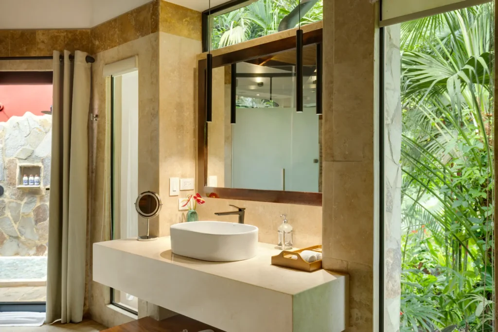 Badezimmer mit Blick ins tropische Grün - die Rainforest Villa mit Pool des Nayara Gardens in Costa Rica kann individuell bei Fenners Reisen gebucht werden.
