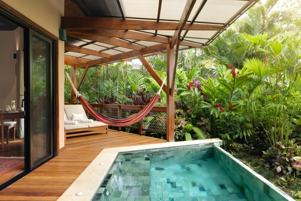 Terrasse einer Rainforest Villa mit Pool und Hängematte im Nayara Gardens Resort in La Fortuna, Costa Rica. Buchen Sie eine individuelle Costa Rica Rundreise bei der Expertin Katharina Fenners!