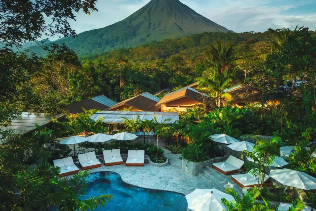 Liegen, Sonnenschirme und freistehende Casitas und Villen unterhalb des Vulkans Arenal in Costa Rica - buchen Sie eine Costa Rica Rundreise mit Aufenthalt im stilvollen Nayara Gardens und anderen Boutique-Resorts bei der Expertin Katharina Fenners!
