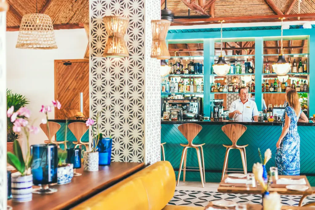 Farbenfrohe Akzente in einem costa-ricanischen Luxus-Restaurant am Vulkan Arenal. Katharina Fenners kennt die besten Boutiquehotels und Resorts für eine besondere Costa Rica Rundreise!