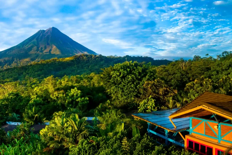 Blick auf das Nayara Gardens Luxusresort vor dem Hintergrund des Arenal-Vulkans. Buchen Sie eine besondere Costa Rica Rundreise bei Fenners Reisen!