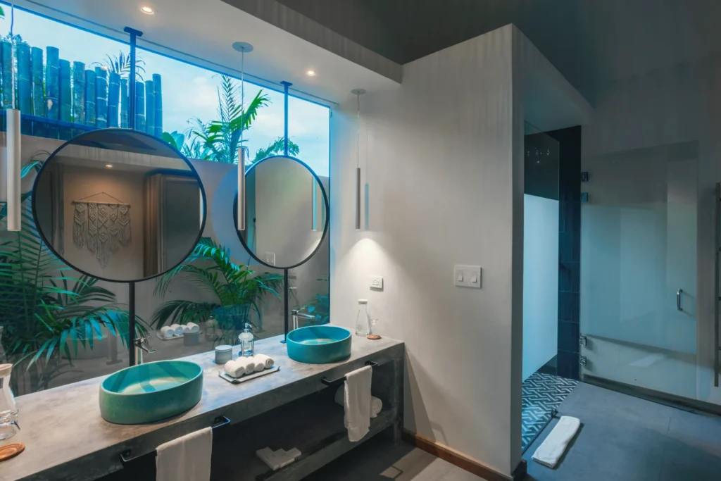 Badezimmer mit viel Mamor, bunten Akzenten und Blick ins üppige Urwald-Grün. Sie suchen nach ausgezeichneten Unterkünften für Ihre Costa Rica Rundreise, mit viel Privatsphäre? Katharina Fenners berät Sie individuell!