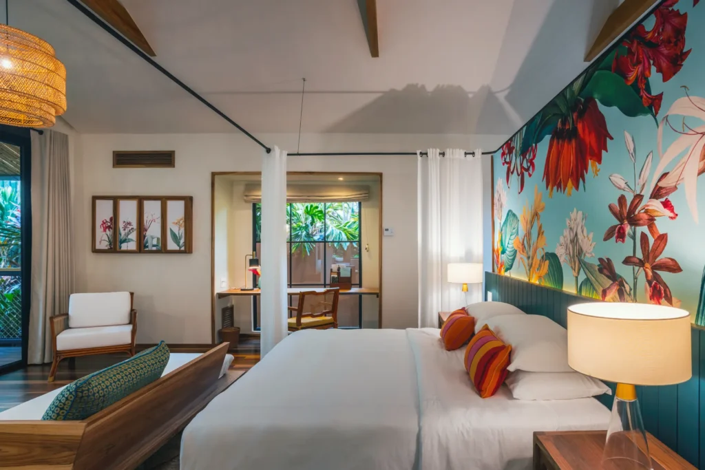 Bunte Tapeten und stilvoller Dekor prägen die intime Arenal Casita mit Pool im preisgekrönten Nayara Gardens Resort. Der Aufenthalt kann individuell bei Fenners Reisen gebucht werden.
