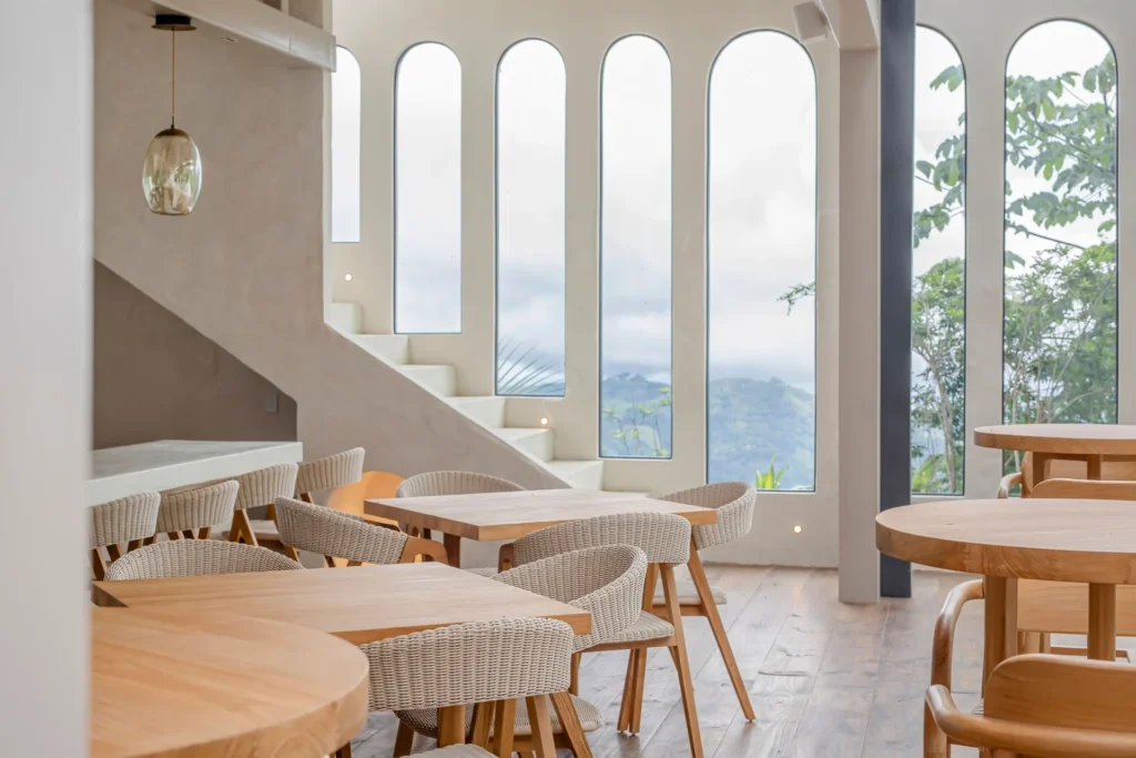 Stilvolle Inneneinrichtung eines luxuriösen Wellnesshotels in Costa Rica, mit weiten Naturblicken und viel Holz. Katharina Fenners ist Expertin für Gesundheits- und Wellnessreisen und gestaltet Ihren individuellen Aufenthalt in ausgesuchten Hotels in Costa Rica und weltweit.