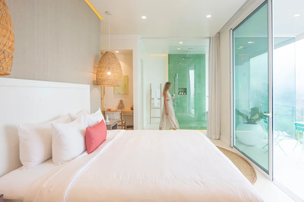 Gedeckte Farben und viel Licht prägen das Luxus-Loft mit Terrasse und freistehender Wanne im The Retreat Costa Rica. Individuell buchbar bei Fenners Reisen!