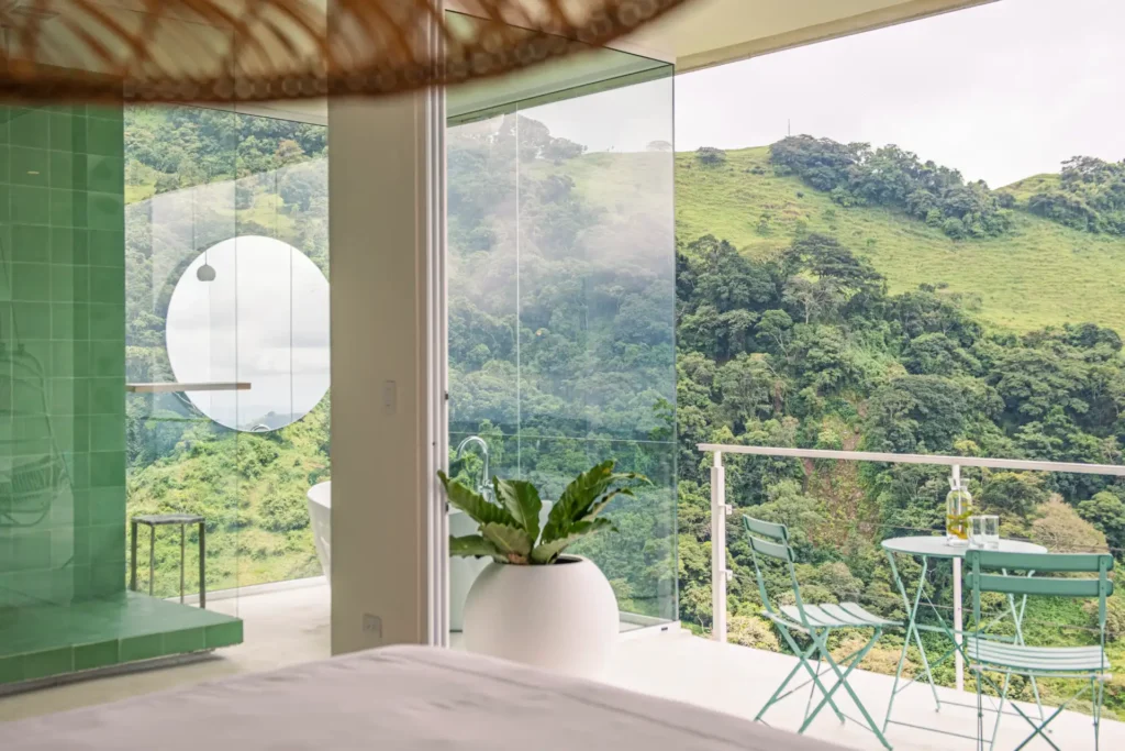 Terrasse mit freistehender Wanne und weitem Blick ins tropische Grün eines Luxus-Lofts im The Retreat Costa Rica Wellness Resort & Spa. Buchen Sie einen individuellen Gesundheitsurlaub in Costa Rica bei Fenners Reisen!