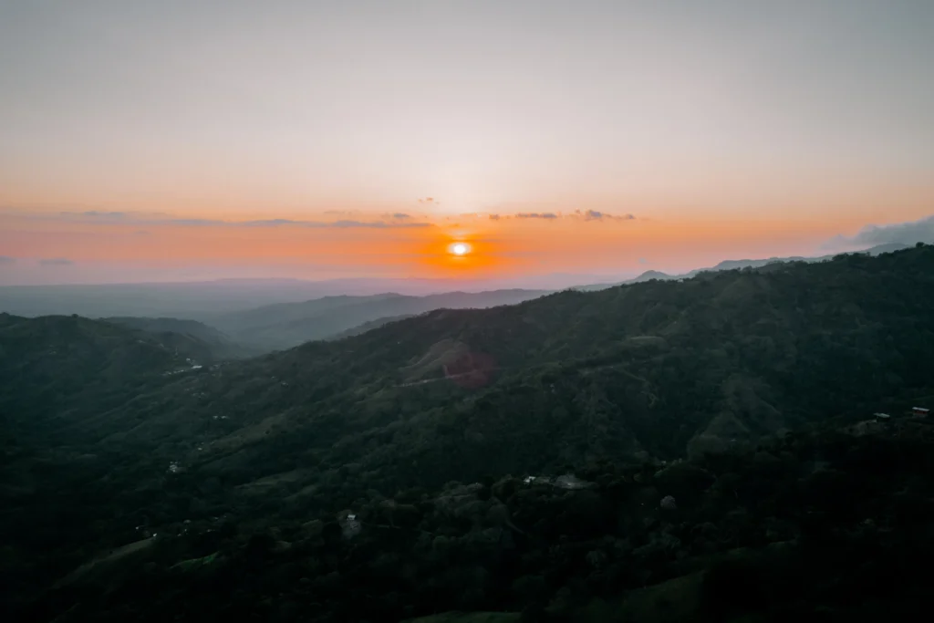 Sonnenuntergang über dem Tal, wie er vom The Retreat Costa Rica aus bewundert werden kann. Katharina Fenners gestaltet Ihren individuellen Aufenthalt in diesem ausgezeichneten Gesundheitsresort in Costa Rica!