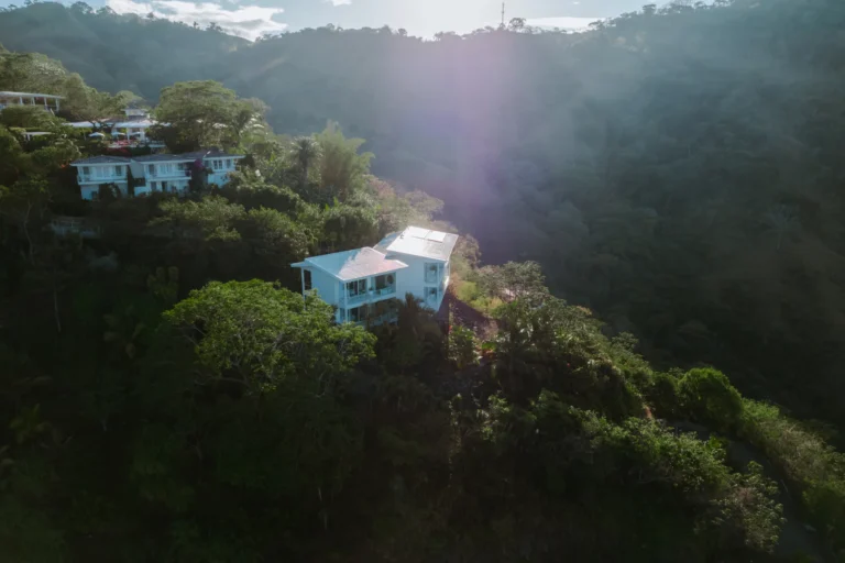 Blick aus der Luft auf das The Retreat Costa Rica Wellness Resort & Spa, malerisch in den Bergen gelegen und doch nur eine kurze Fahrt vom Flughafen entfernt. Buchen Sie eine maßgeschneiderte Wellnessreise nach Costa Rica bei Fenners Reisen!