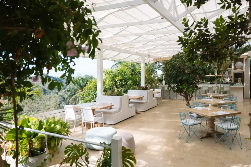 Das Hauptrestaurant des The Retreat Costa Rica bietet weite Blicke ins tropische Tal. Buchen Sie einen erholsamen Costa Rica Gesundheitsurlaub bei Fenners Reisen!