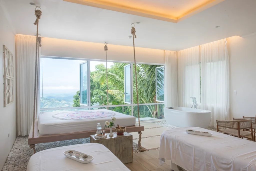 Massageliege, Bettschaukel und freistehende Wanne im preisgekrönten Spa-Bereich eines Luxus-Retreats in Costa Rica. Katharina Fenners gestaltet individuelle Gesundheitsreisen in die besten Gesundheits- und Wellnessresorts weltweit!