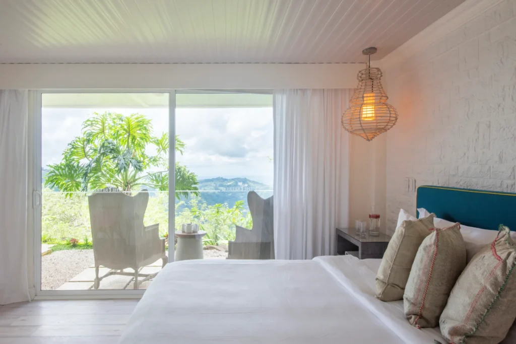 Das Deluxe-Zimmer im The Retreat Cista Rica erlaubt weite Blicke ins Tal. Individuell buchbar für Ihre Costa Rica Gesundheitsreise bei Fenners Reisen!