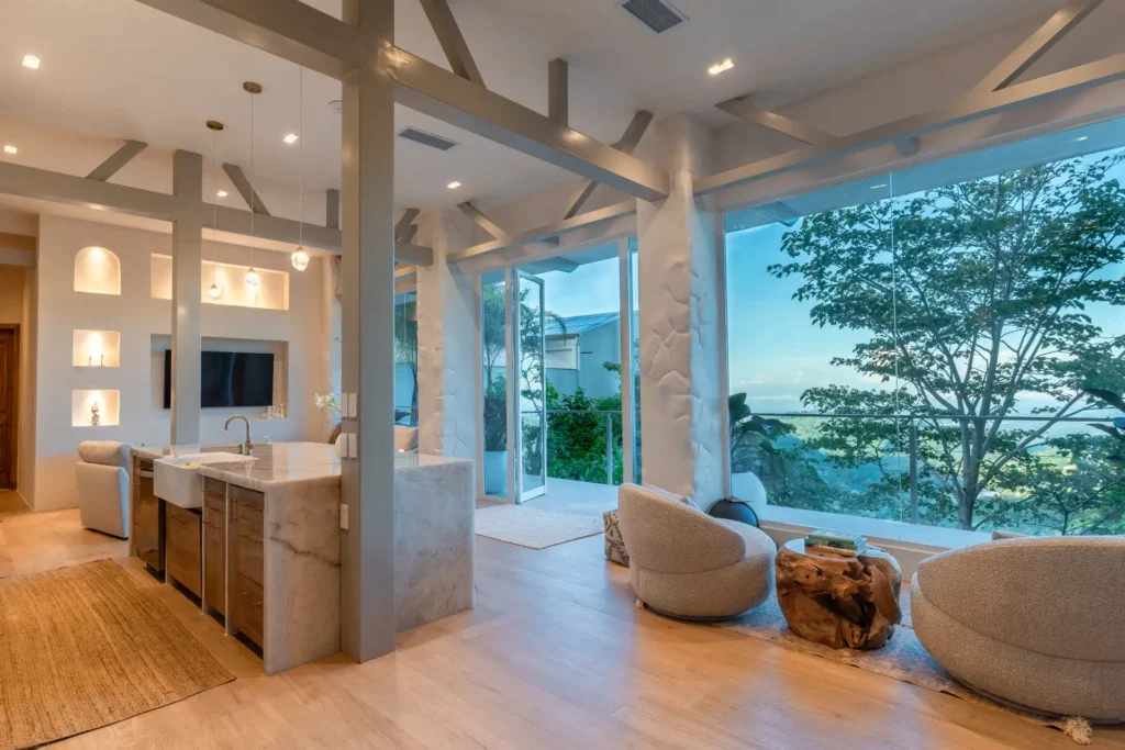 Die Santosha Residence des The Retreat Costa Rica punktet mit eigener Küche und weitläufigem Wohnbereich, sowie drei Schlafzimmern. Individuell buchbar für bis zu sechs Gäste bei Fenners Reisen!