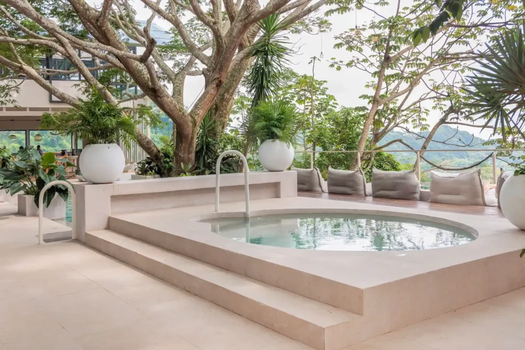 Whirlpool zwischen Bäumen und mit weitem Blick übers Tal - das The Retreat Costa Rica verwöhnt mit ganzheitlicher Entspannung auf höchstem Niveau. Jetzt individuell bei Fenners Reisen buchen!