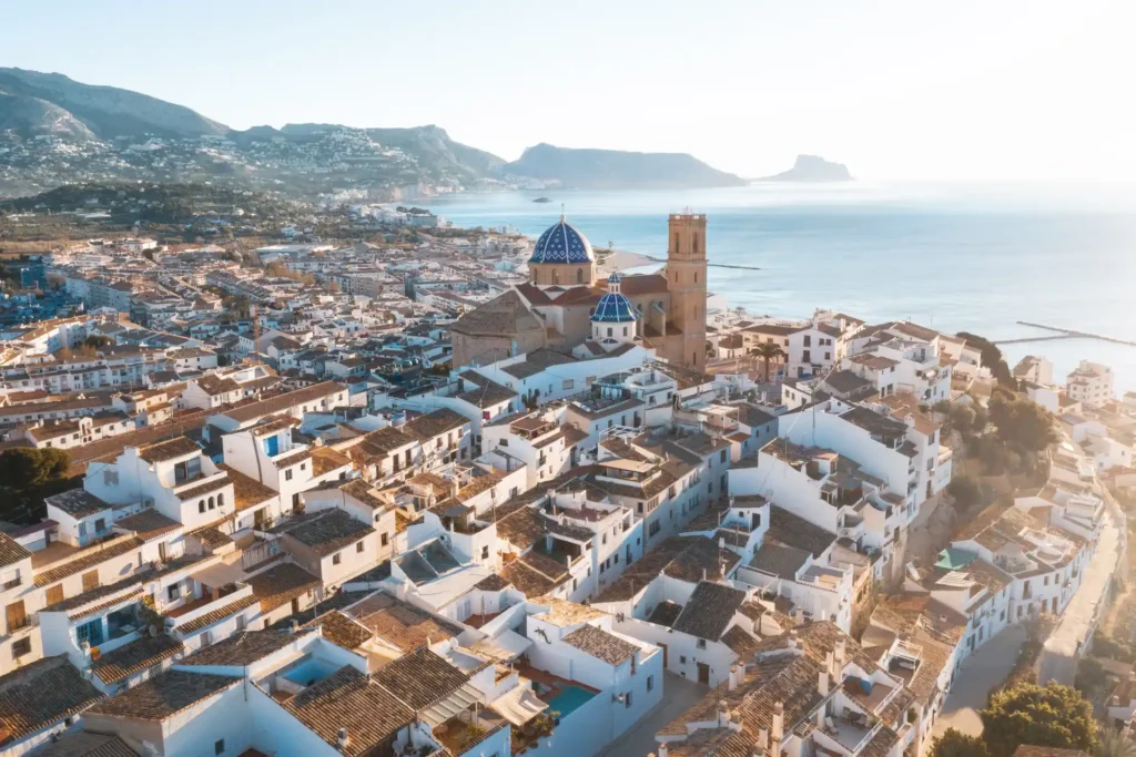 Blick über das malerische Altea an der sonnenverwöhnten Costa Blanca vom Gesundheitsresort ZEM Wellness Clinic aus gesehen. Katharina Fenners gestaltet Ihren individuellen Longevity-Urlaub in diesem 5-Sterne-Grand-Hotel!