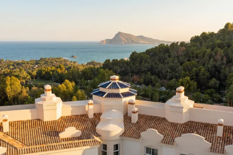 Blick über die malerische Bucht von Altea, von der ZEM Wellness Clinic aus gesehen. Buchen Sie einen exklusiven Longevity-Urlaub in Spanien bei Katharina Fenners, Ihrer Expertin für anspruchsvolle Gesundheitsreisen weltweit!