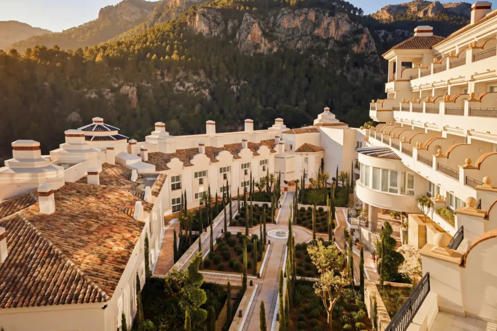 Weiß getünchte Gebäude mit malerischen Terrakottadächern, im Hintergrund die Berge rund um Altea - Sie planen einen Gesundheitsurlaub in einem exklusiven Longevity-Hotel? Katharina Fenners kennt die besten Gesundheitsresorts weltweit und gestaltet Ihren individuellen Aufenthalt.