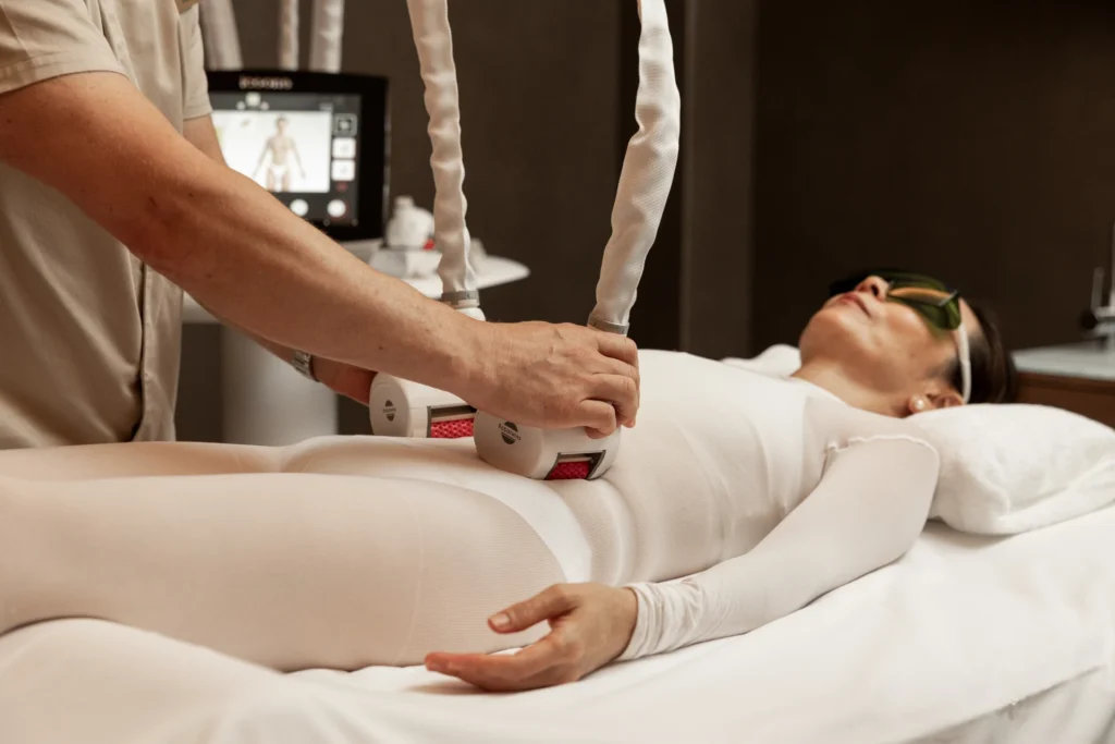 Eine Frau wird in der ZEM Wellness Clinic Altea nach dem neuesten Stand der Technik untersucht. Jetzt Ihren individuellen Longevity-Urlaub bei Fenners Reisen buchen!