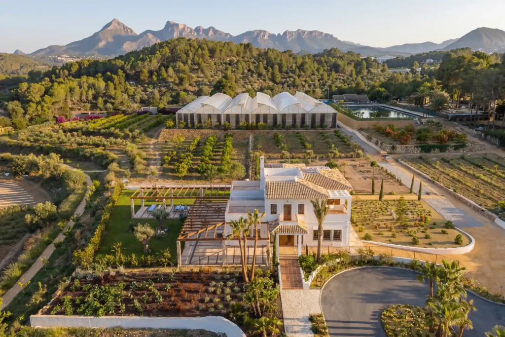 Die Finca Althaya versorgt das 5-Sterne-Grand Hotel ZEM Wellness Clinic Altea mit frischem Obst und Gemüse und bietet sich auch für maßgeschneiderte Erlebnisse oder Team-Building-Events an! Jetzt individuell bei Fenners Reisen beraten lassen!