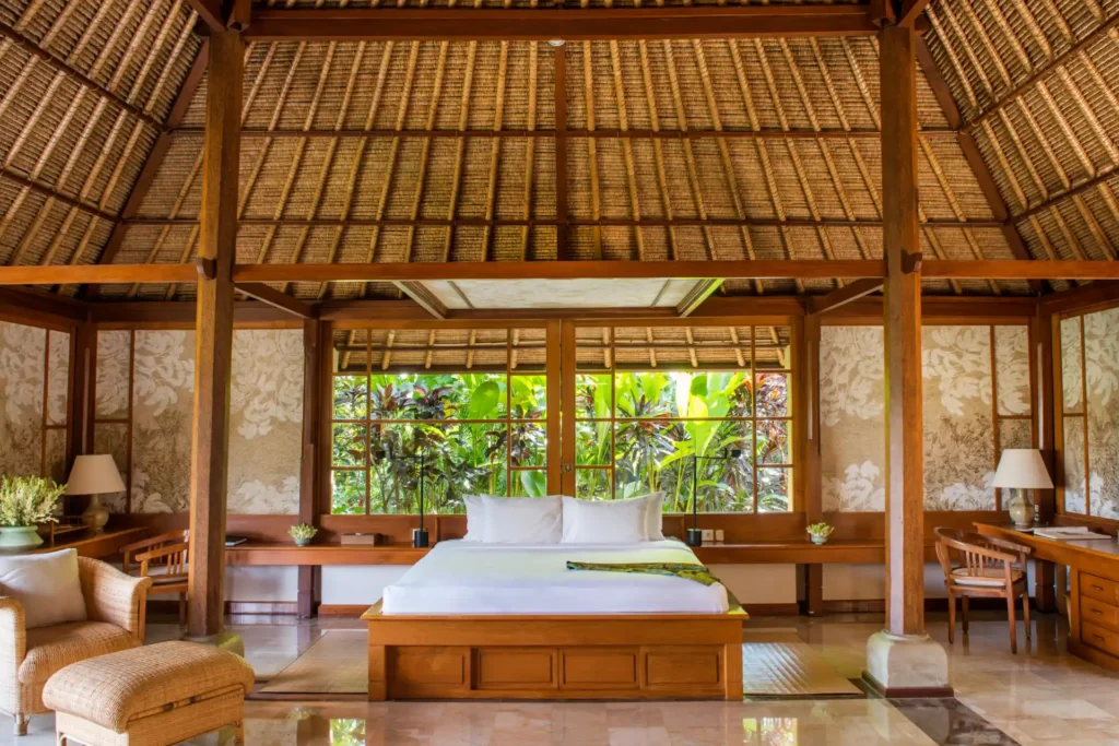 In dieser Suite eines Valley-Pavillons nahe Ubud schlafen Gäste unter hohen Alang-Alang-Dächern mit Blick ins Grüne - jetzt individuell bei Fenners Reisen für Ihren Bali Urlaub buchen!