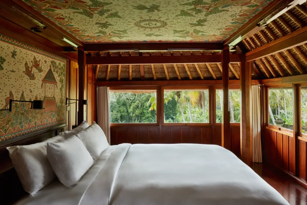 Kamasan-Gemälde rahmen dieses Himmelbett einer Asmara-Villa mit Pool nahe Ubud, Bali. Katharina Fenners arrangiert Ihre individuelle Bali Rundreise mit Stopps in exklusiven Luxusresorts und Hotels.