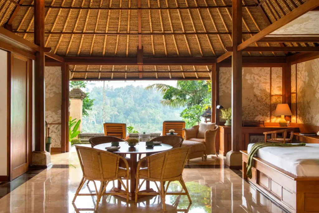 Wohnbereich eines Valley-Pavillons im Amandari Luxusresort und Hotel. Die authentische Architektur und das Interieur erinnern an den Stil eines balinesischen Dorfs. Jetzt individuell bei Fenners Reisen buchen!