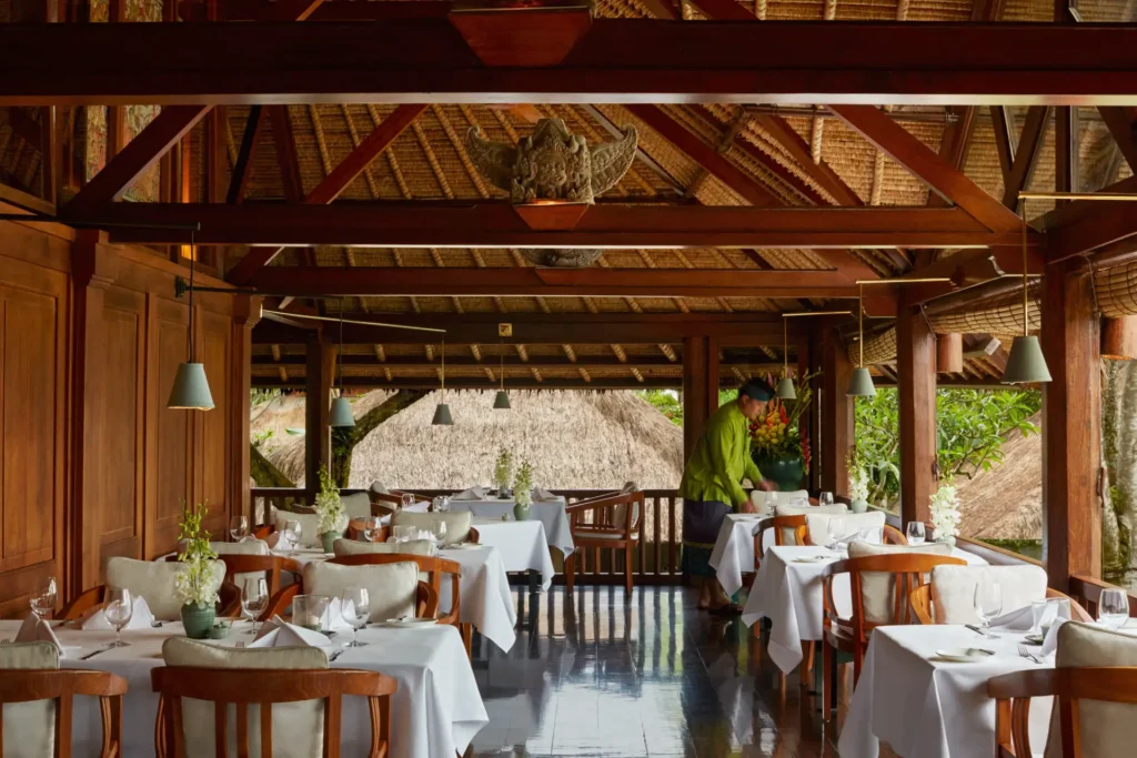 Das Restaurant des Amandari Luxusresorts und Hotels serviert exquisite indonesische, aber auch internationale Gerichte. Katharina Fenners arrangiert Ihre individuelle Reise durch Bali mit Aufenthalten in den besten Hotels und Resorts.