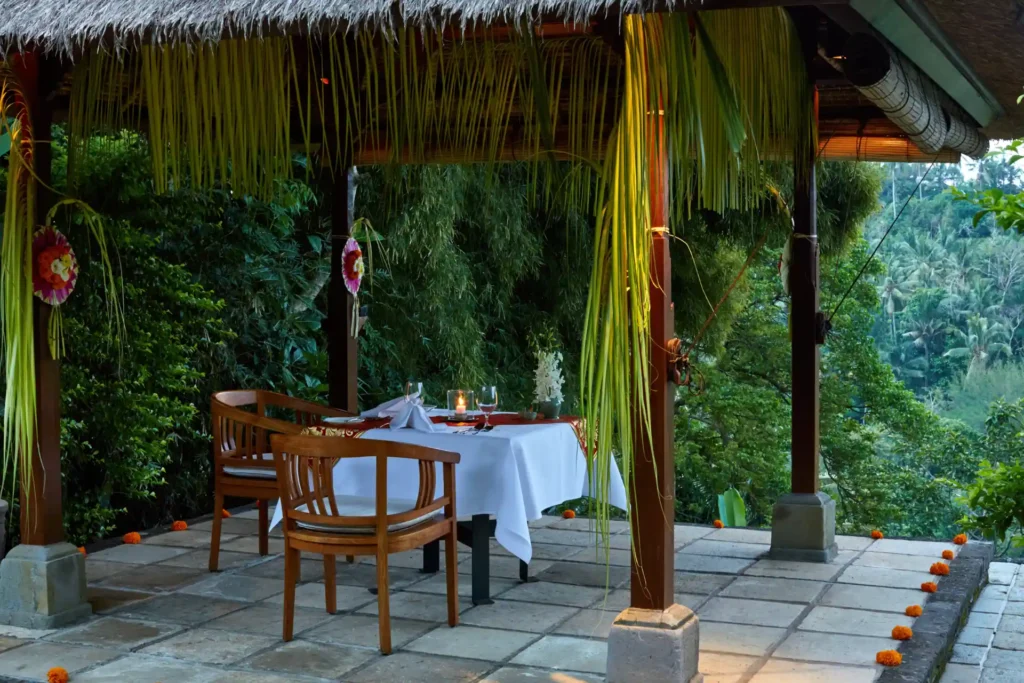 Intimer Speise-Pavillon im Amandari Luxusresort und Hotel. Der Aufenthalt kann bei Fenners Reisen individuell gebucht werden. Jetzt beraten lassen!