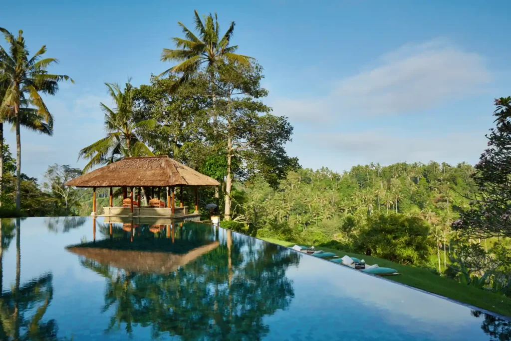 Der 27 Meter lange Infinity-Pool mit Blick über Regenwald und Ayung-Tal des Amandari Luxusresorts ist der erste seiner Art in Bali. Jetzt eine individuelle Rundreise durch Bali bei Fenners Reisen buchen!