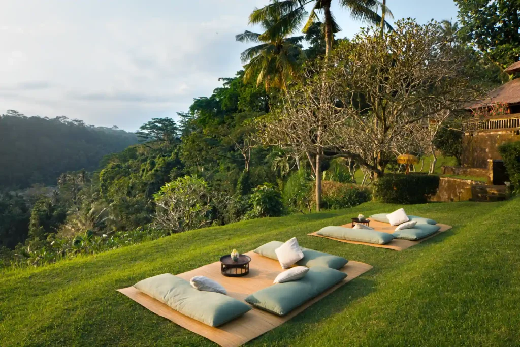 Sitzkissen mit weitem Blick über das Ayung-Tal laden in diesem balinesischen Luxusresort und Hotel zum Verweilen ein. Sie planen einen Bali Urlaub? Katharina Fenners kennt die besten Resorts und berät Sie individuell!