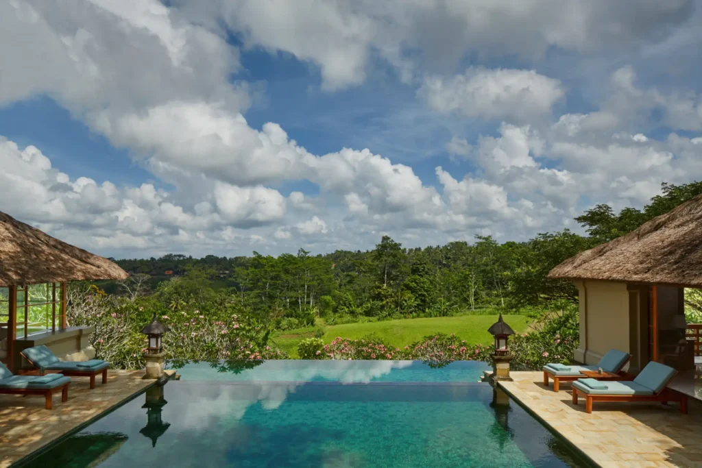Blick ins Grüne von einer Amandari-Villa mit Pool, individuell buchbar für Ihren maßgeschneiderten Bali Luxusurlaub bei Fenners Reisen.