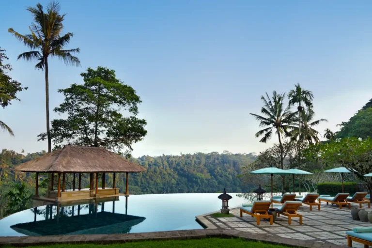 Der 27 Meter lange Infinity Pool des Amandari Luxusresorts und Hotels ist der Erste seiner Art in Bali und verwöhnt mit weiten Blicken ins Tal. Planen Sie Ihre maßgeschneiderte Rundreise durch Bali mit Aufenthalten in den besten Hotels und Resorts bei Fenners Reisen!