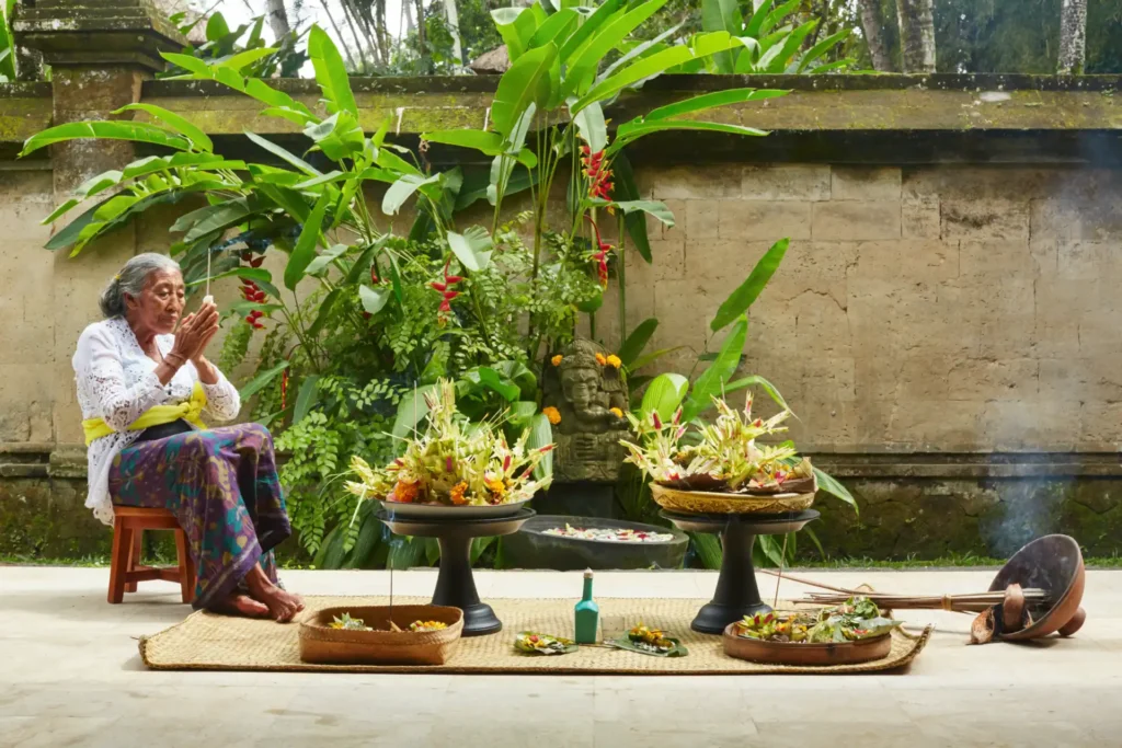 Kräuterzeremonie in einem Luxushotel nahe Ubud. Der Aufenthalt bietet authentische Einblicke in die balinesische Kultur bei viel luxuriösem Komfort. Noch Fragen? Katharina Fenners berät Sie individuell!