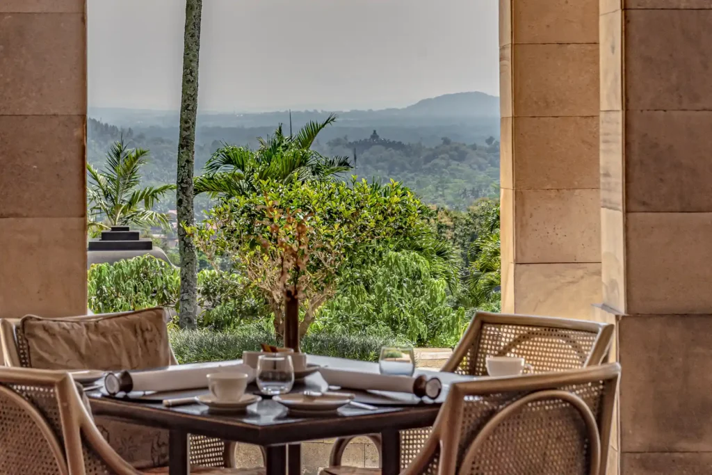 Spektakukär gleitet der Blick vom Frühstsückstisch im Amanjiwo Resort über die Landschaft Zentraljawas. Jetzt individuellen Aufenthalt bei Fenners Reisen - auch in Kombination mit einer maßgeschneiderten Bali Reise!