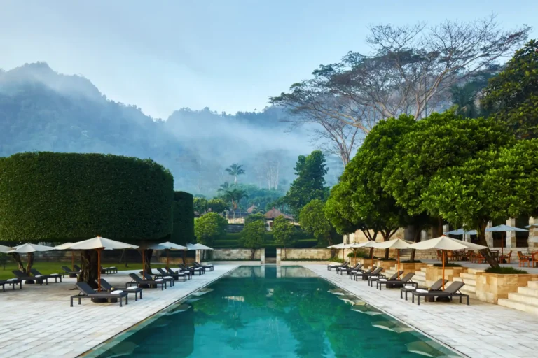 Hauptpool des Amanjiwo Luxusresorts und Hotels in Zentraljava. Der Aufenthalt kann individuell bei Fenners Reisen gebucht werden.