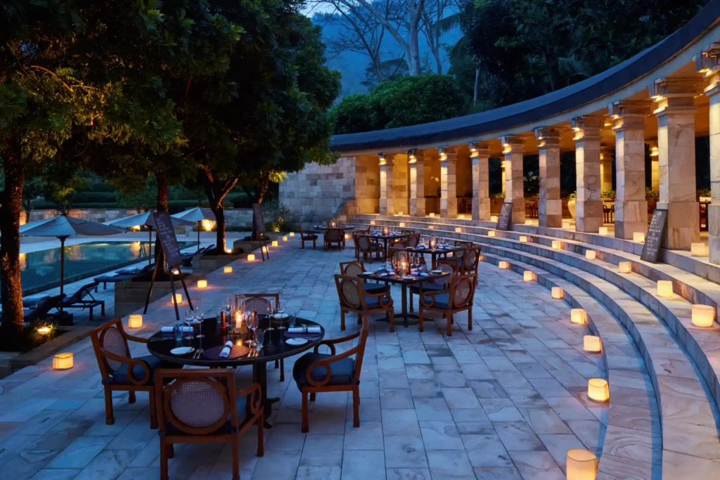 Dinner am festlich beleuchteten Pool des Amanjiwo Luxusresorts in Zentraljava. Buchen Sie einen individuellen Aufenthalt bei Fenners Reisen!