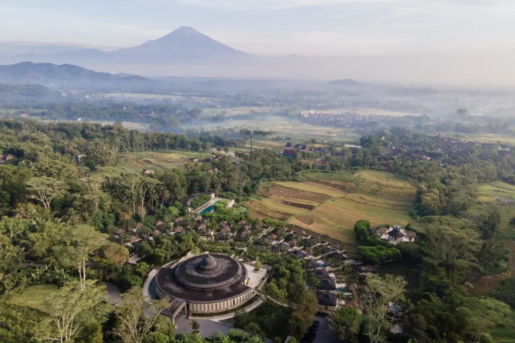 Blick aus der Luft auf das Amanjiwo Luxusresort und Hotel in Zentraljava. Das Luxushotel ist idealer Ausgangspunkt für den Besuch zahlreicher Kulturstätten.