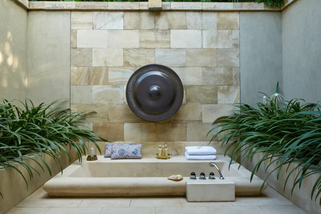 Outdoor-Wanne eines Pavillons im Amanjiwo Luxusresort. Buchen Sie eine unvergessliche Luxusreise durch Bali und Java bei der Expertin Katharina Fenners!