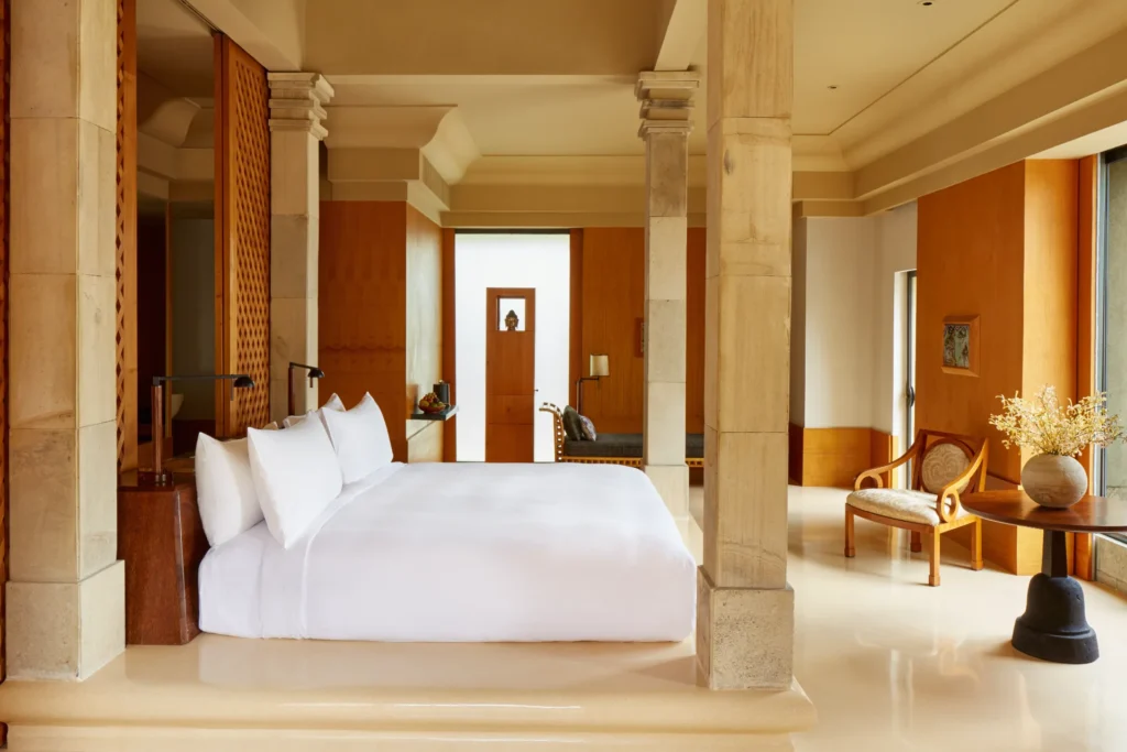 Dieses Schlafzimmer eines Amanjiwo Pavillons kombiniert javanische Architektur mit zeitloser Eleganz und hochwertigen Materialien - individuell buchbar bei Fenners Reisen