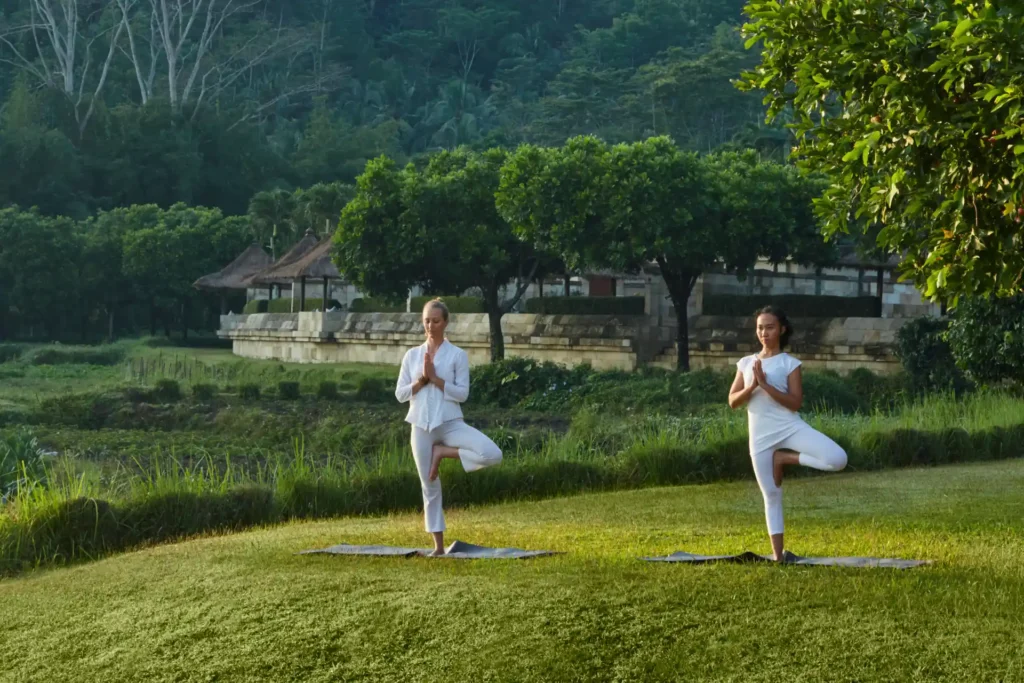 Yoga in den Gärten des Amanjiwo Luxusresorts. Wer spirituelle Erlebnisse, luxuriösen Service und Entschleunigung in spektakulärer Natur sucht, ist hier richtig. Fenners Reisen gestaltet Ihre Reise nach Java, Indonesien, individuell.