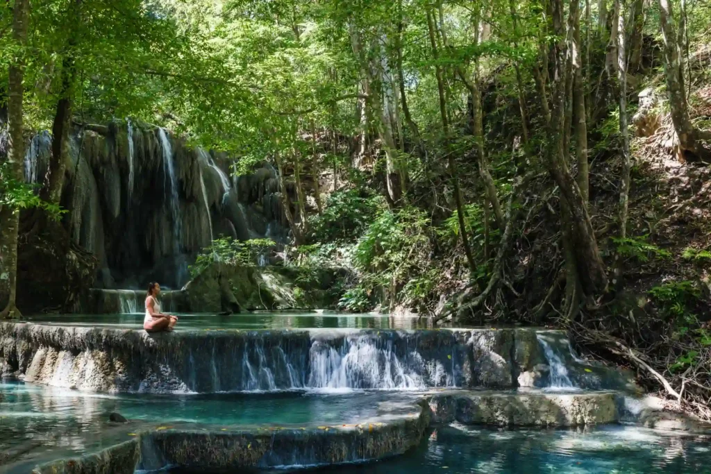 Mata Jitu Wasserfall mit seinen kaskadierenden Becken - eines vieler Erlebnisse auf Moyo Island in Indonesien. Katharina Fenners plant Ihre unvergessliche Individualreise, auch in Kombination mit Bali oder Java.