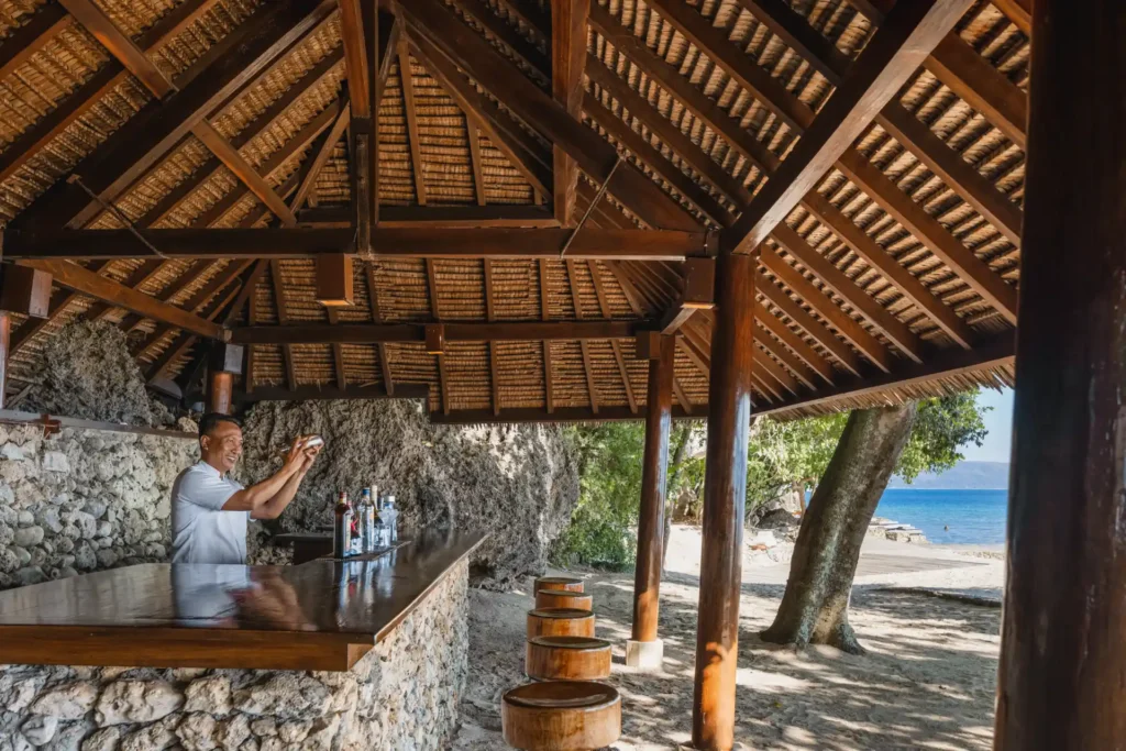 Bar am Strand von Moyo Island - Katharina Fenners plant Ihre Indonesien Rundreise mit Aufenthalt im Amanwana Luxuscamp.