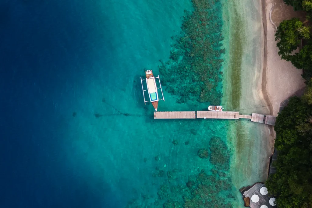 Der Steg vor dem Amanwana Luxuscamp. Die Anreise erfolgt in der Regel über Bali und wird von Aman organisiert. Der Urlaub in diesem Luxuscamp in Indonesien kann bei Fenners Reisen individuell gebucht werden!