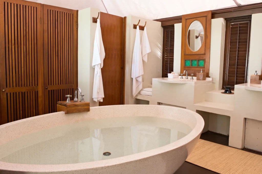 Badewanne im Spa-Zelt des Amanwana Luxusresorts und Camps. Sie planen eine Indonesien Rundreise? Katharina Fenners gestaltet sie individuell nach Ihren Wünschen, mit Aufenthalten in den besten Resorts der Inseln.