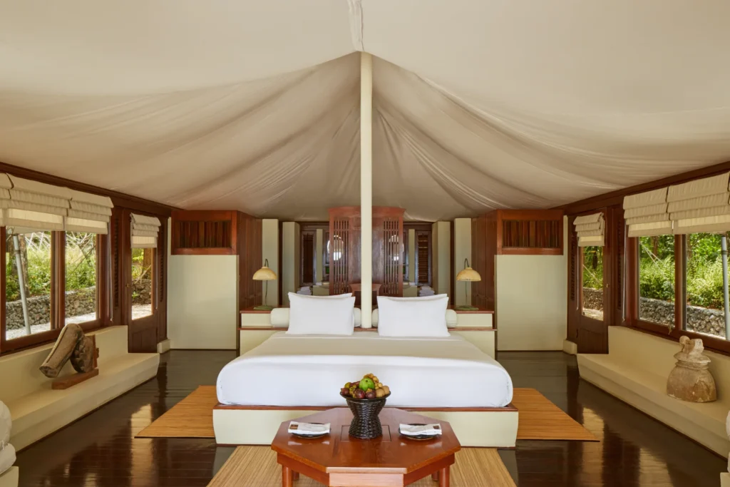 Schhlafzimmer einer Zeltsuite des Amanwana Luxusresorts und Camps. Die Zelte können individuell bei Fenners Reisen gebucht werden.
