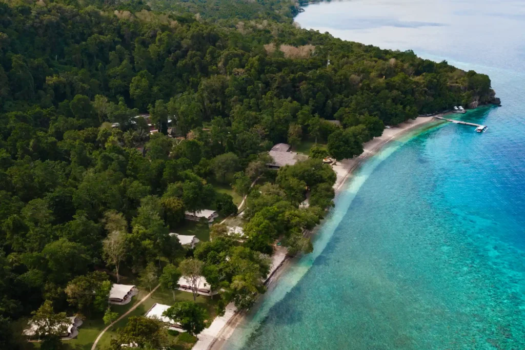 Blick aus der Luft auf das Amanwana Luxusresort und Camp auf Moyo Island in Indonesien. Katharina Fenners gestaltet Ihren Aufenthalt individuell, auch in Kombination mit einer Bali Rundreise!