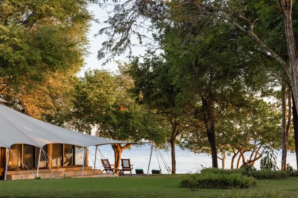 Zelt am Meer in einem Luxuscamp auf Moyo Island, Indonesien. Sie planen eine individuelle Rundreise, eventuell auch in Kombination mit Bali und Java? Katharina Fenners kennt die besten Resorts und Hotels in Indonesien und berät Sie persönlich!