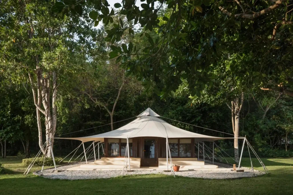 Dschungel-Zelt auf Moyo Island. Der Aufenthalt lässt sich auch mit einer individuellen Rundreise durch Bali kombinieren. Katharina Fenners gestaltet Ihren maßgeschneiderten Indonesien Urlaub - jetzt beraten lassen!