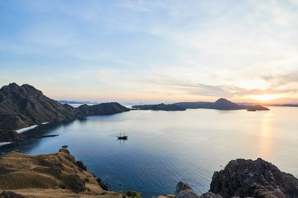 Sonnenuntergang über Pulaul Padar - Katharina Fenners gestaltet Ihre unvergessliche Indonesien Rundreise!